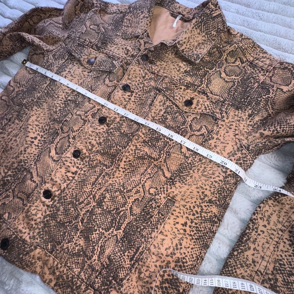 Free People Jacket Womens Medium Trucker Brown Snake Print Denim Button‎ Front - Picture 6 of 9